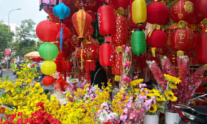 Chủ tiệm kinh doanh đồ trang trí Tết ở TP.HCM thở dài vì bán ế