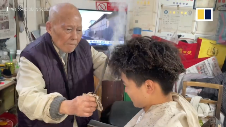 Video: Xem cụ ông 91 tuổi cắt tóc bằng thanh sắt nóng