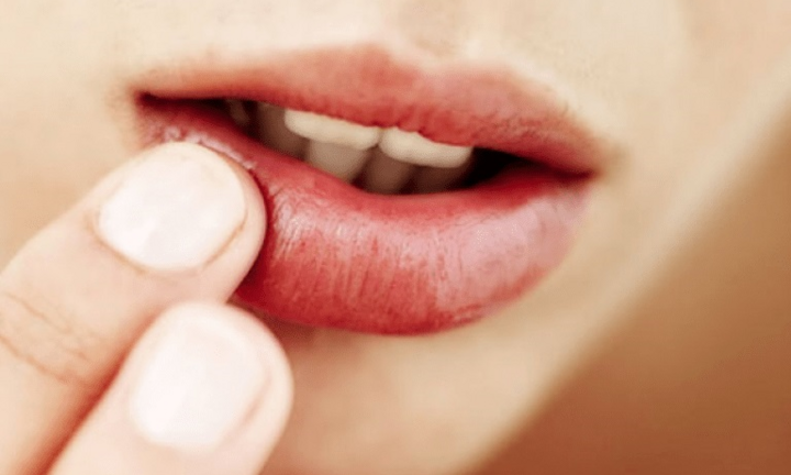 Video: Môi nhiễm trùng, chảy mủ sau khi xăm tại thẩm mỹ viện