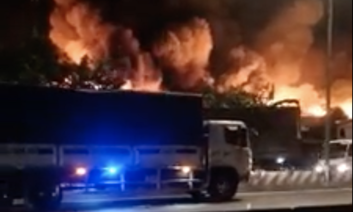 TP.HCM: Cháy lớn ở xưởng vải, lan sang công ty nhựa 