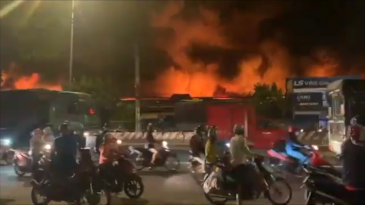 Video: Hiện trường xưởng vải bốc cháy dữ dội lan sang công ty nhựa ở TP.HCM