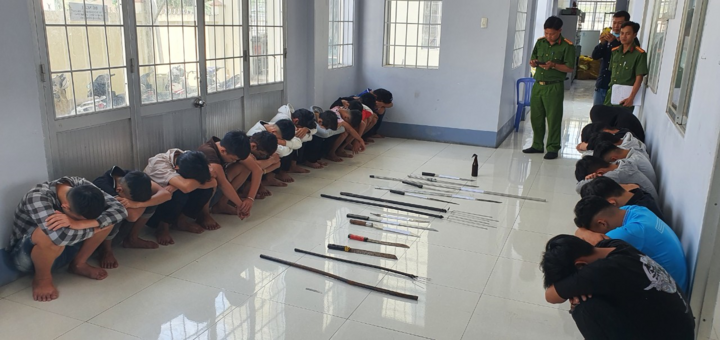 Bắt 2 nhóm thanh thiếu niên dùng hung khí chém nhau như phim hành động