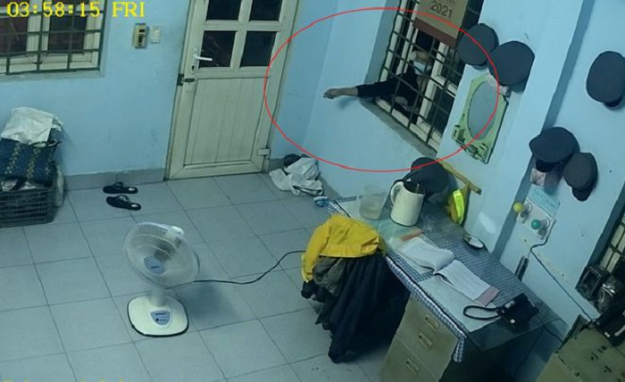 Video: Dùng mắc áo mở khóa cửa, trộm điện thoại trong 2 phút