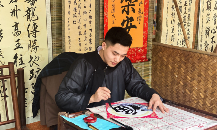 Nam sinh 22 tuổi thu hút sự chú ý khi làm thầy đồ ở sân trường