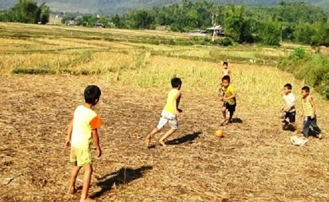 Thèm trở lại những chiều 30 Tết đá bóng bằng… bàng quang lợn