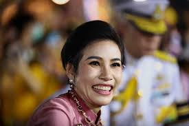 Vua Thái Lan lập phong nhị hoàng hậu cho quý phi Sineenat