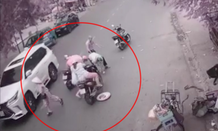 Những kẻ hôi của tranh nhau nhặt tiền của cô gái đánh rơi đối diện mức phạt nào?