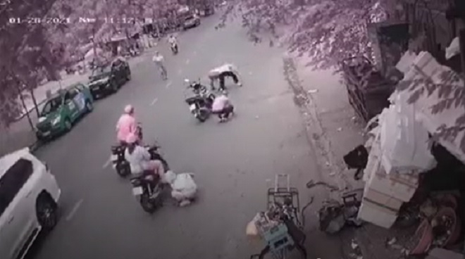 Đám đông ‘hôi’ tiền cô gái đánh rơi: Lòng tham khiến người ta độc ác và vô sỉ