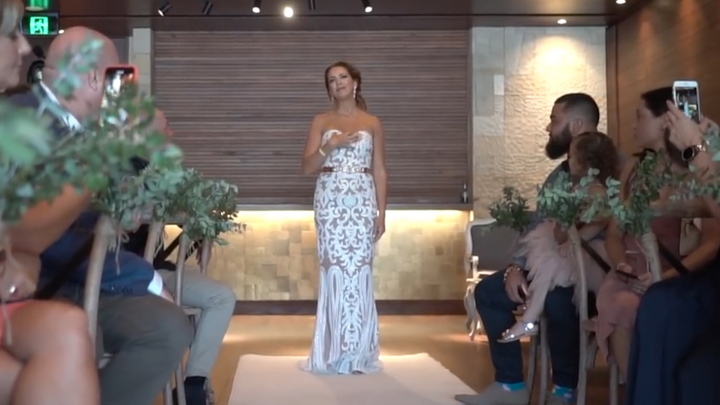 Video: Xúc động cô dâu hát bằng tay dành tặng chú rể khiếm thính tại lễ cưới