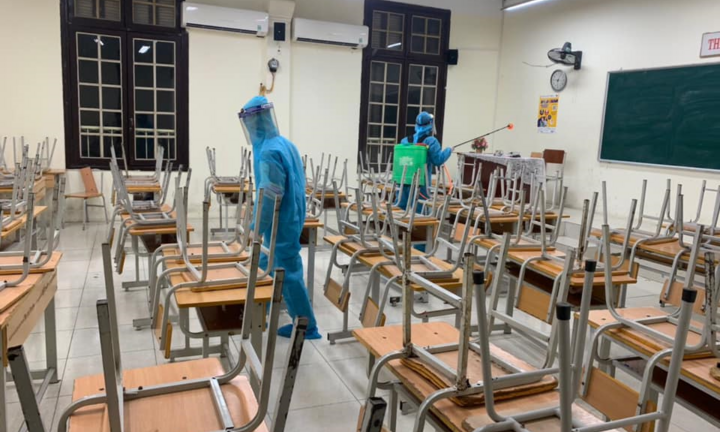 Thêm nhiều trường Hà Nội cho sinh viên, học sinh nghỉ, phun khử khuẩn xuyên đêm