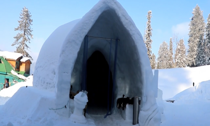 Video: Cận cảnh quán cafe tuyết lớn nhất Châu Á tại Ấn Độ