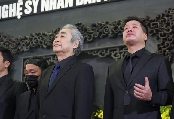 Đồng nghiệp, học trò vừa khóc vừa hát 'Tình ca' tiễn biệt NSND Trung Kiên