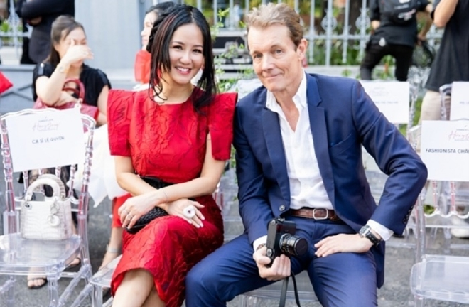 Hồng Nhung thoải mái khoe khoảnh khắc tình cảm bên bạn trai ngoại quốc