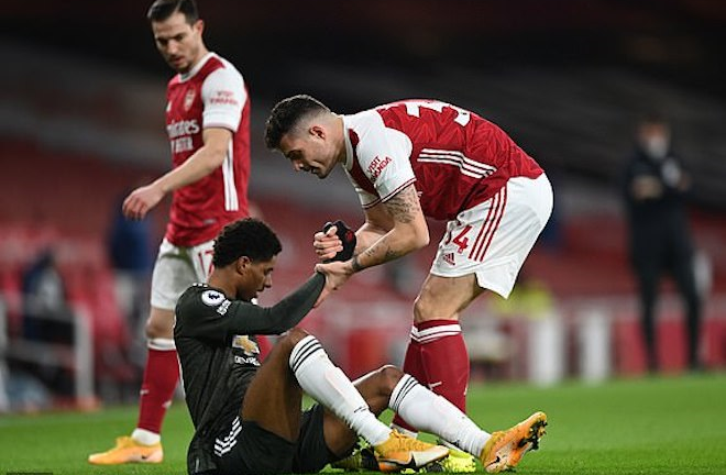 Kết quả Ngoại hạng Anh: Hòa Arsenal, Man Utd lỡ cơ hội bám đuổi Man City