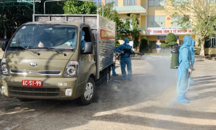 Ảnh: Quân đoàn 3 phun thuốc khử khuẩn tại vùng dịch ở Gia Lai