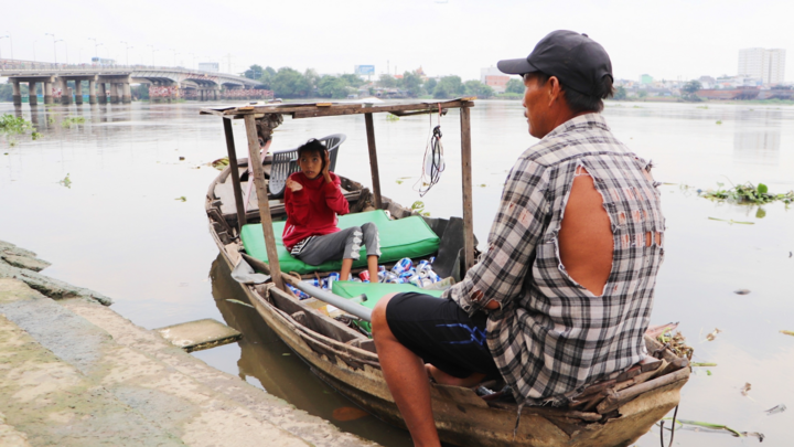 Video: Cô gái bị teo não theo cha đi lượm ve chai ở bờ sông Sài Gòn