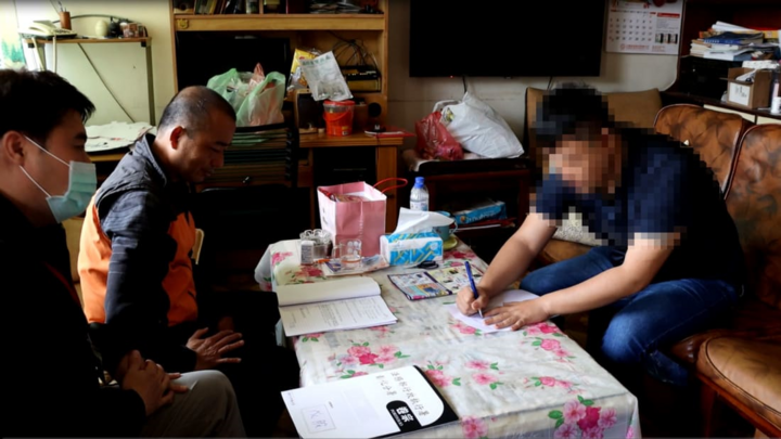 Tới nhà bạn cách ly, bị chủ nợ của bạn bắt cóc nhầm 