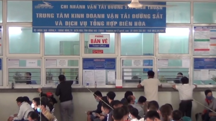 Video: Tránh COVID-19, dân Đồng Nai ồ ạt trả lại vé tàu Tết