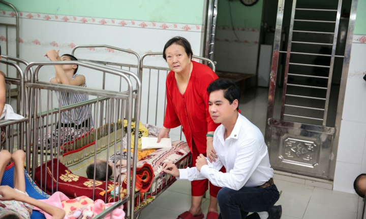 Ngọc Sơn mang quà Tết sớm đến hàng trăm trẻ em mồ côi 