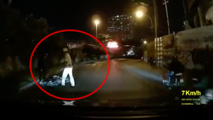 Clip CSGT TP.HCM đạp người đi xe máy ngã sấp mặt khiến dư luận bức xúc