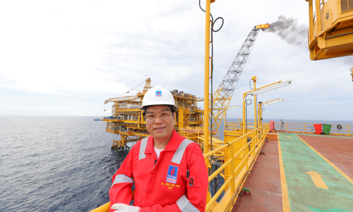 Gặp người đón dòng dầu khí đầu tiên từ lòng biển