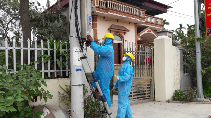 Những chiến sĩ áo cam trong tâm dịch Chí Linh, Hải Dương