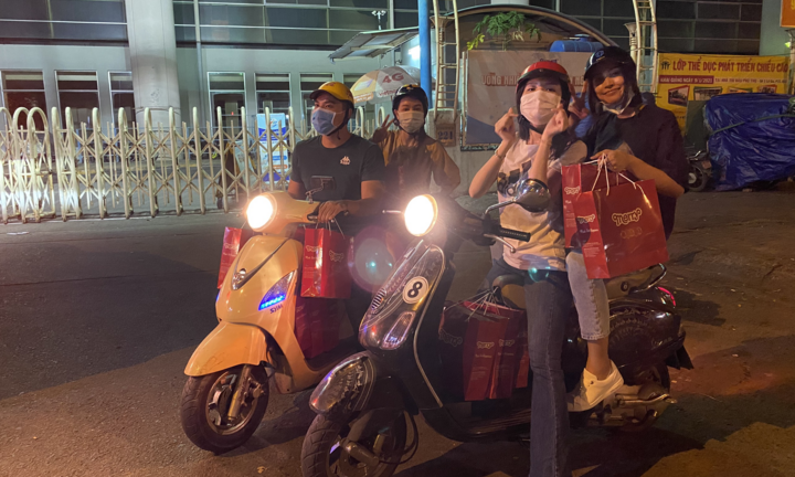 Lương Thuỳ Linh tự gói quà, Tiểu Vy tặng hơn 25 triệu đồng cho người vô gia cư