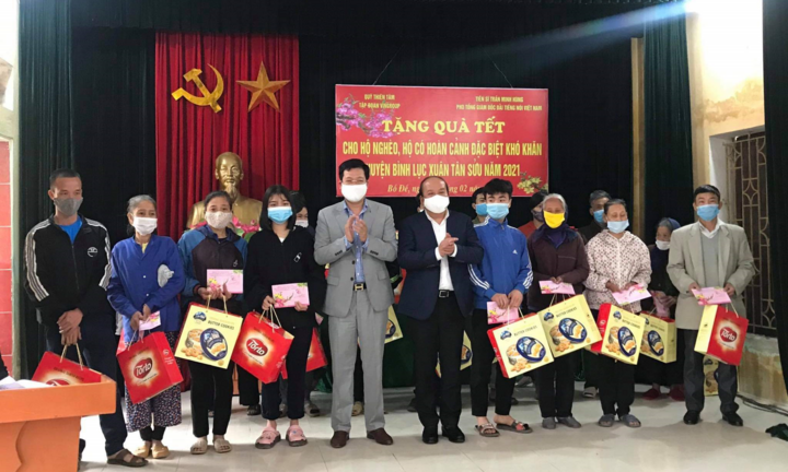 Đài Tiếng nói Việt Nam và Quỹ Thiện Tâm trao quà Tết cho hộ nghèo ở Hà Nam