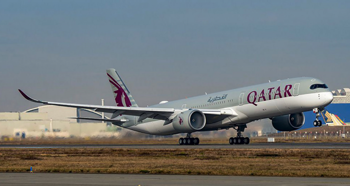 Hàng không bận rộn hỗ trợ khách bị hủy bay do COVID-19