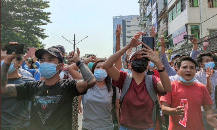 Người biểu tình tràn xuống đường, quân đội Myanmar ngắt internet cả nước
