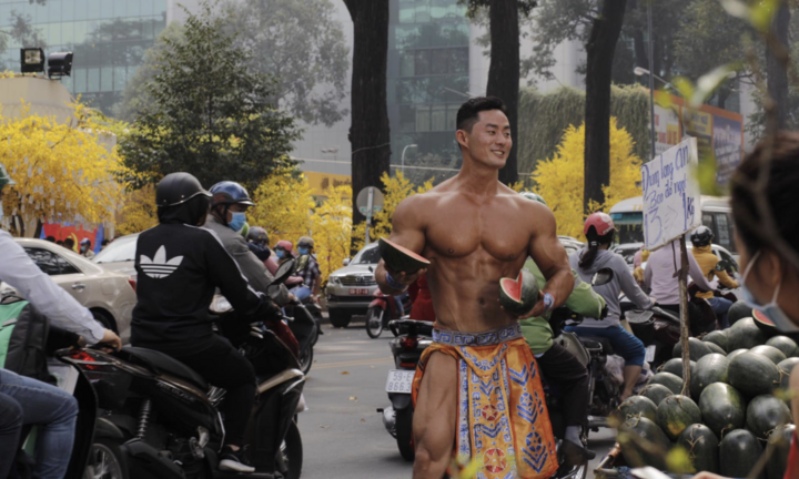 Sự thật về chàng trai thân hình 6 múi bán dưa hấu ở TP.HCM