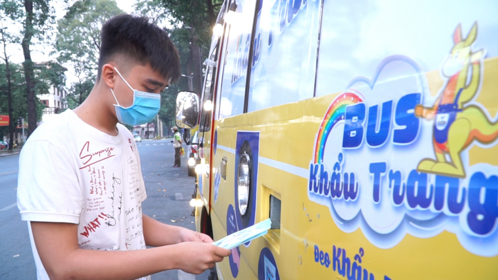 Video: Xe buýt khẩu trang lần đầu xuất hiện ở TP.HCM
