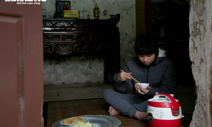 'Xuân không màu' của cậu bé mồ côi, sống một mình trong căn nhà cũ nát