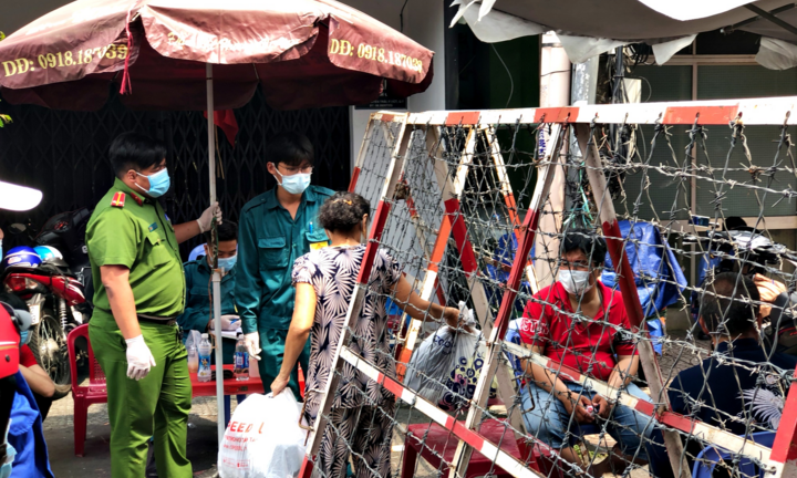 Ảnh: TP.HCM phong toả khu dân cư ở Quận 1 