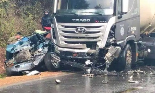 Sơn La: 5 người trên xe biển xanh thương vong sau cú va chạm xe bồn ngày 27 Tết