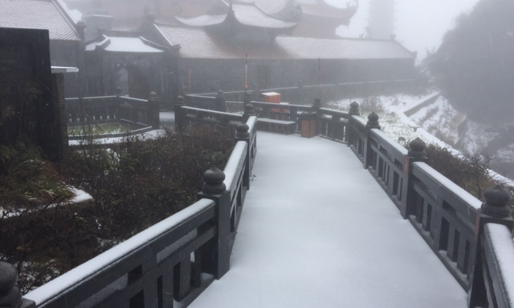 Tuyết rơi bất thường trên đỉnh Fansipan ngày 27 Tết