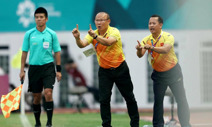 Lê Huy Khoa: 'Dịch cho HLV Park Hang Seo, khó nhất là truyền tải cảm xúc'