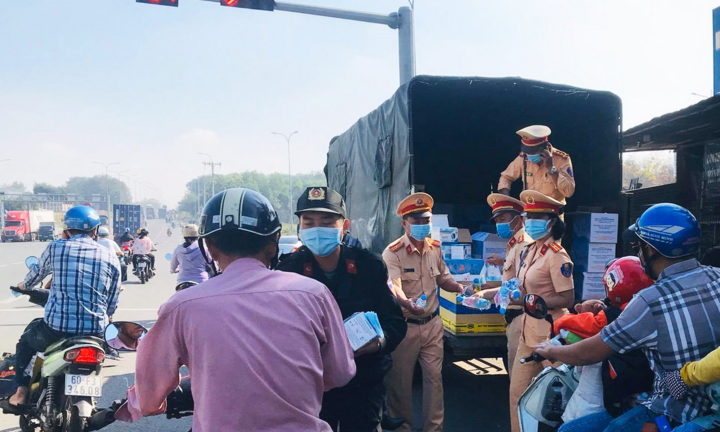 CSGT Đồng Nai phát khẩu trang, nước uống miễn phí cho người đi đường