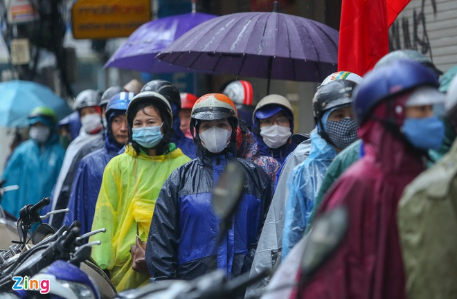 Đội mưa xếp hàng mua giò chả, bánh chưng