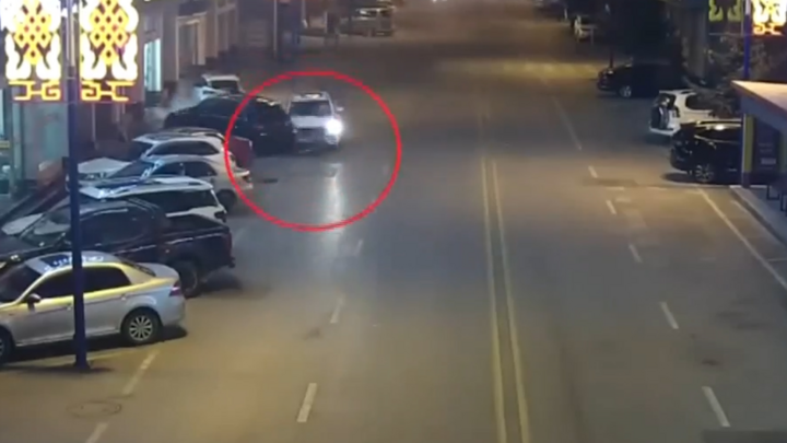 Video: Đâm liên tiếp xe dừng đỗ, tài xế không chịu kiểm tra nồng độ cồn