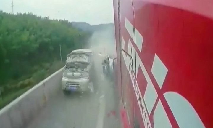 Video: Tài xế suýt chết khi thay lốp trên làn khẩn cấp