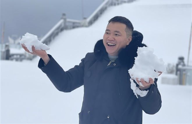 Du khách đổ xô lên đỉnh Fansipan ngắm tuyết phủ trắng ngày cuối năm