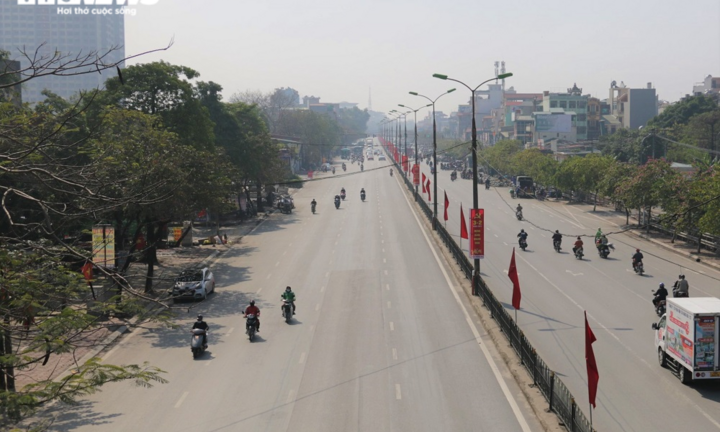 Ảnh: Ngày đầu nghỉ Tết, đường phố Hà Nội vắng hoe, bến xe lác đác người