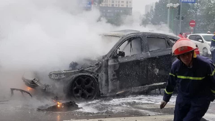 Video: Xe sang BMW X6 bốc cháy ngùn ngụt trên phố Hà Nội