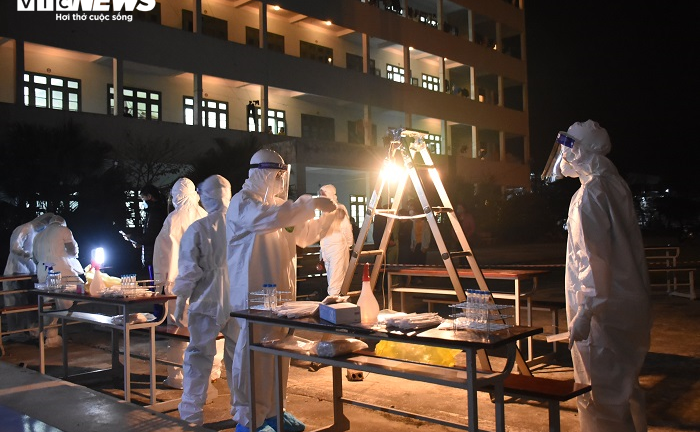 Chuyến xe xuyên đêm 'săn' COVID-19