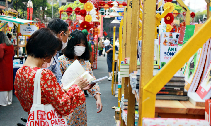 Người Sài Gòn đeo khẩu trang du xuân tại Lễ hội Đường sách Tết Tân Sửu