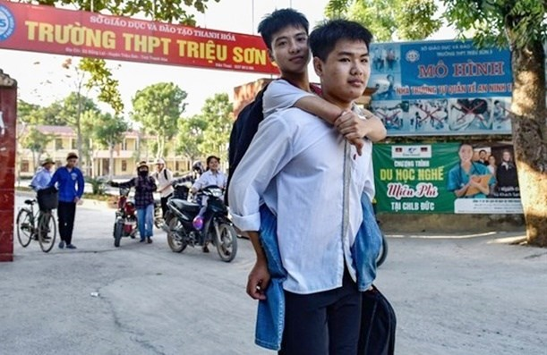 Cuộc hội ngộ của nam sinh 10 năm cõng bạn đến trường