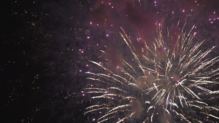 Video: Màn pháo hóa chào đón năm Tân Sửu tại Hà Nội