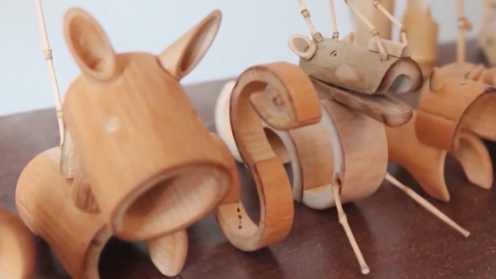 Video: Chàng trai chế tác 12 con giáp từ mắt tre