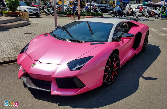 Dàn siêu xe nhiều sắc màu dạo Tết tại TP.HCM